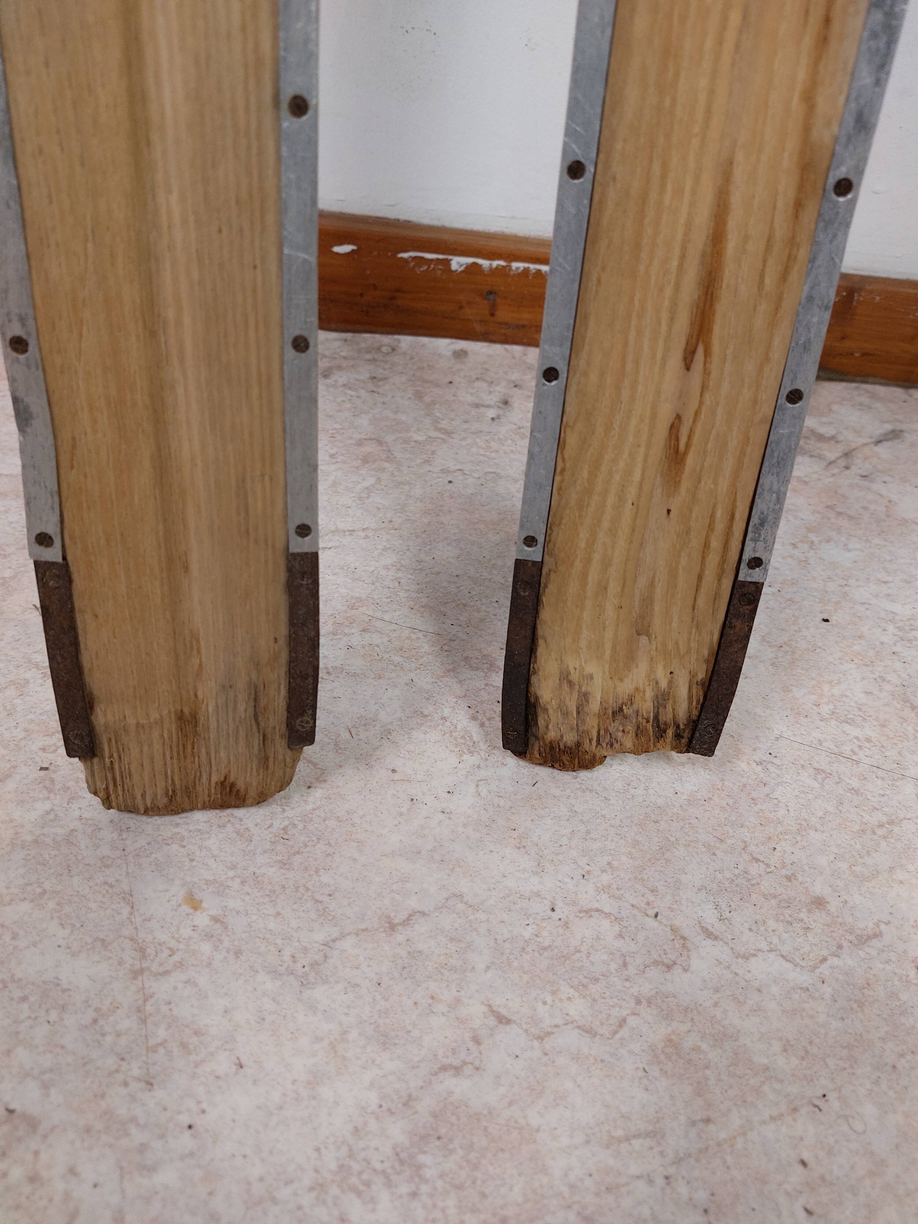 Pair of old skis in wood and zinc 175 cm