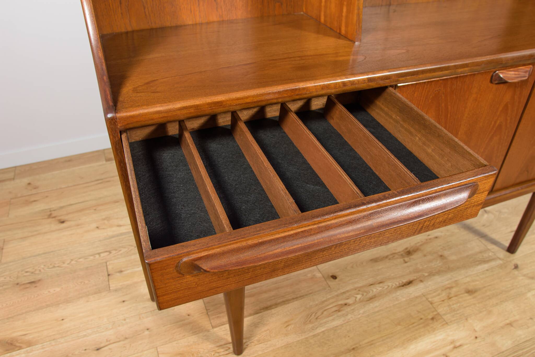 Buffet haut en teck des années 60 par John Herbert pour A. Younger Ltd.