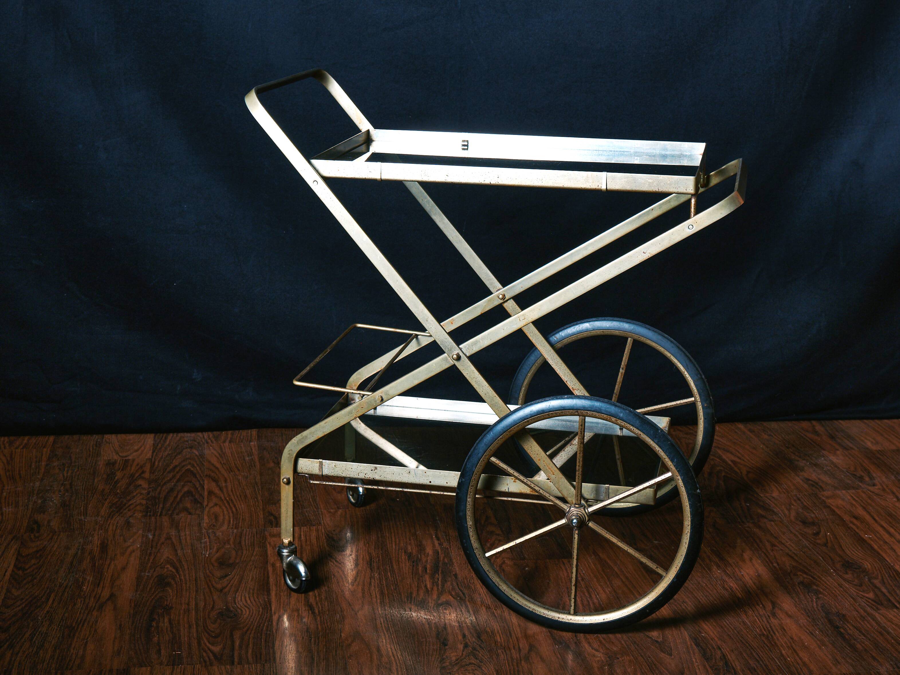 Vintage rolling trolley in gold metal & smoked glass – Retro elegance as