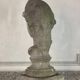 Buste féminin sculpté en pierre