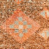 Tapis runner vintage anatolien, tons terre cuite, orange doux et gris clair