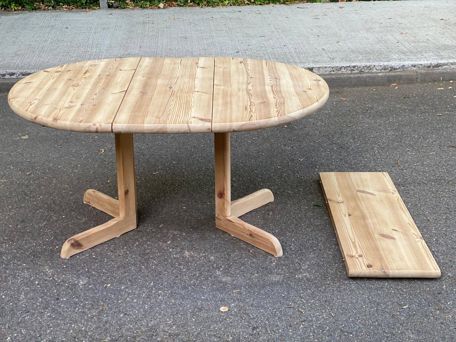 Table à manger ronde décapée extensible Rainer Daumiller Hirtshals Sawaerk