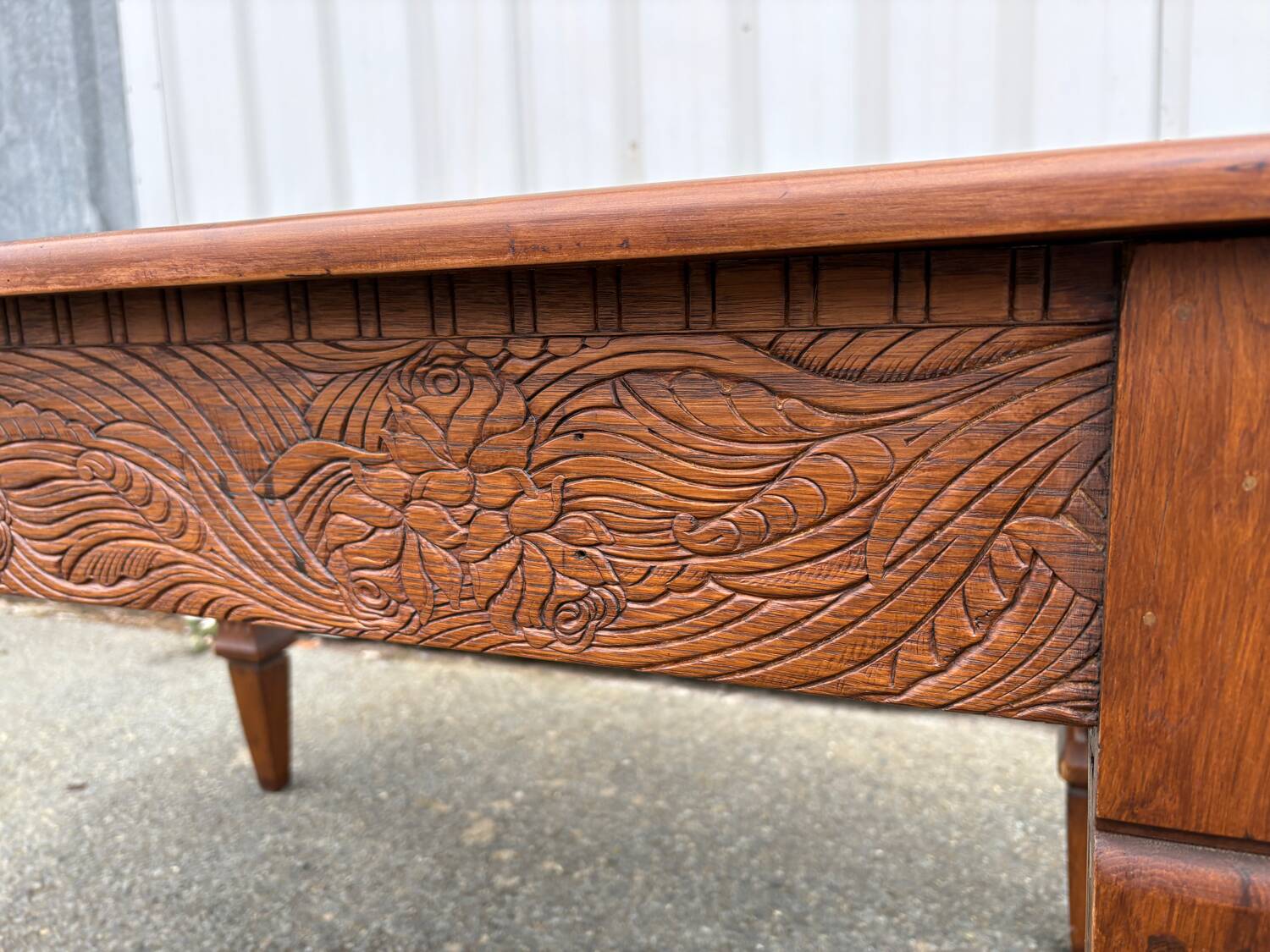 Art Deco table sculpted in solid wood