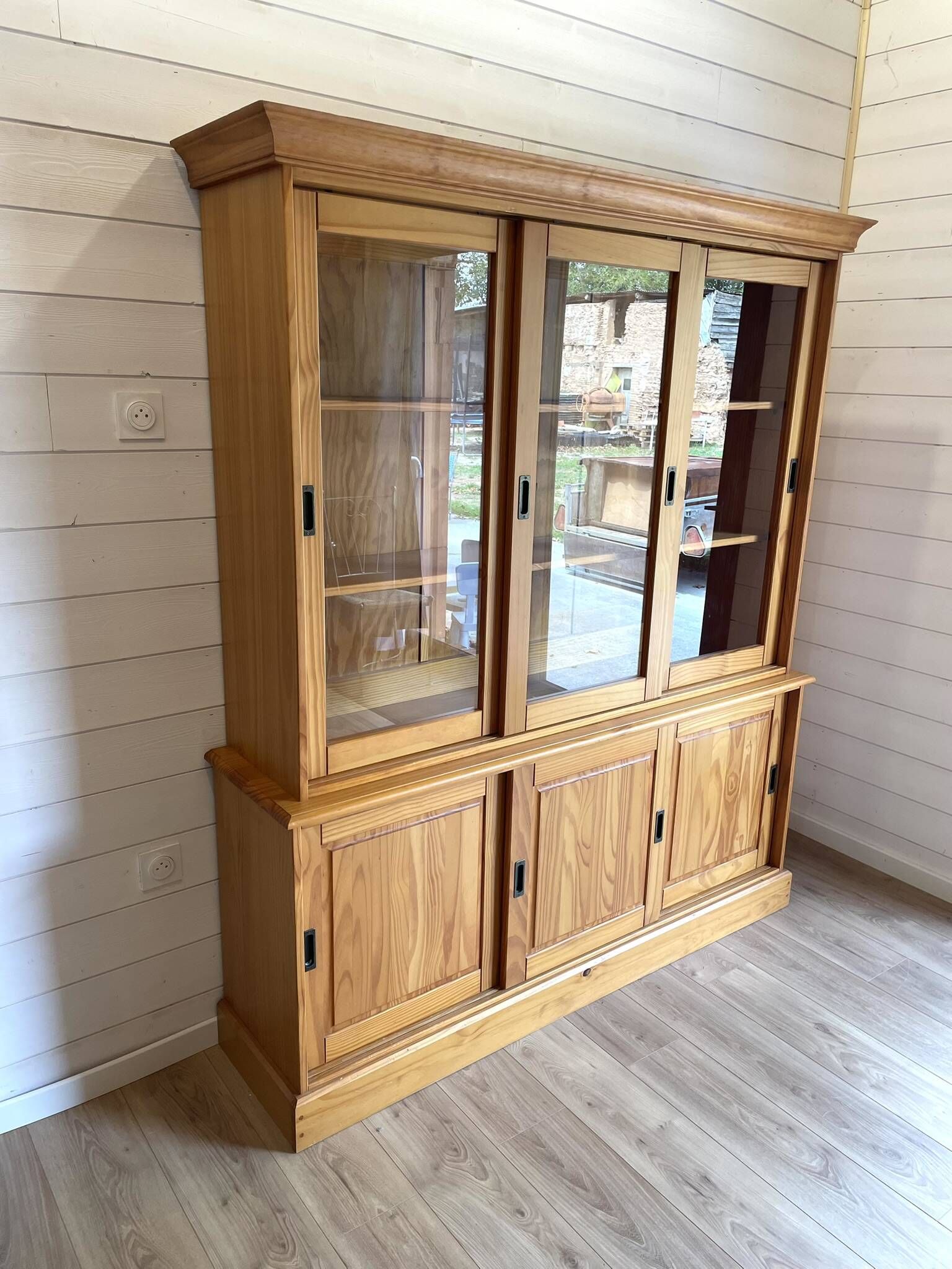Large vintage display cabinet in solid pine with sliding doors, Country style.