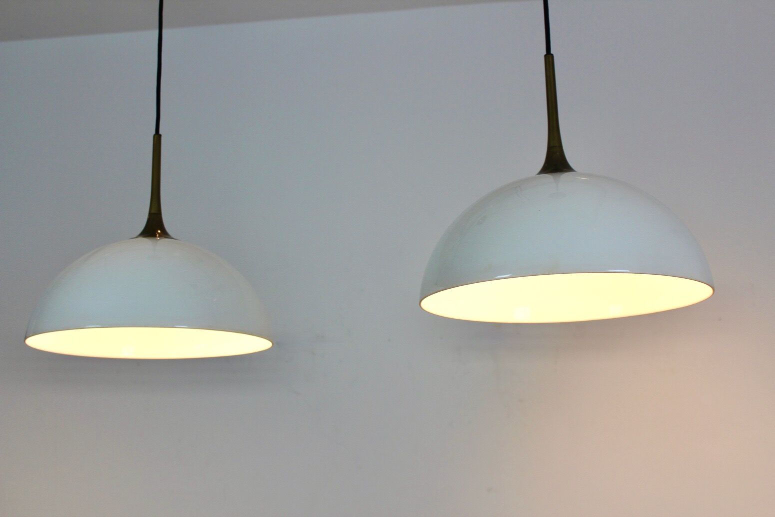 Paire de suspensions en laiton et verre opale blanc par Florian Schulz