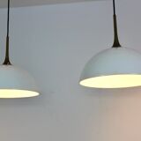 Paire de suspensions en laiton et verre opale blanc par Florian Schulz