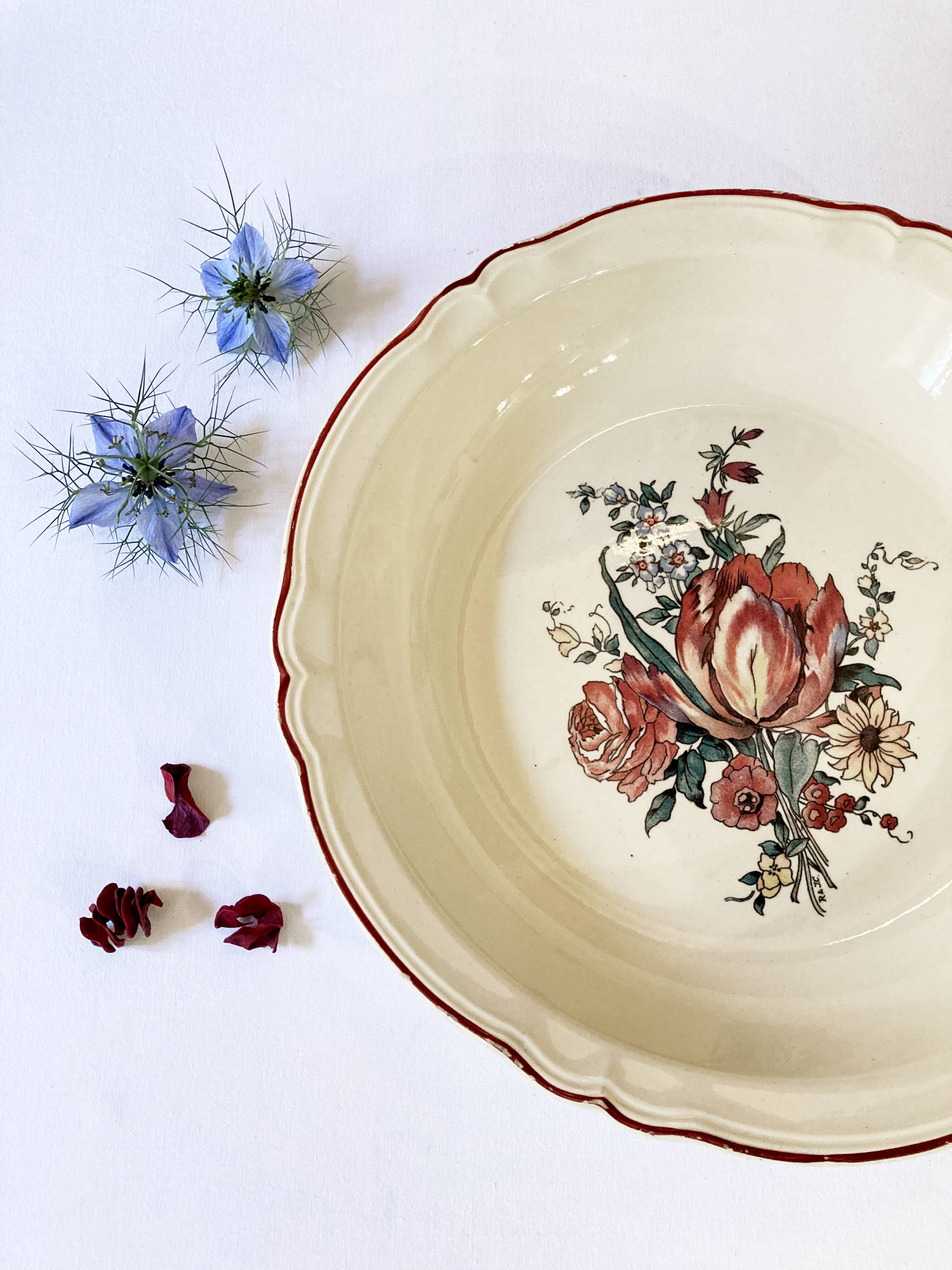 Sarreguemines earthenware dish, Lorraine model