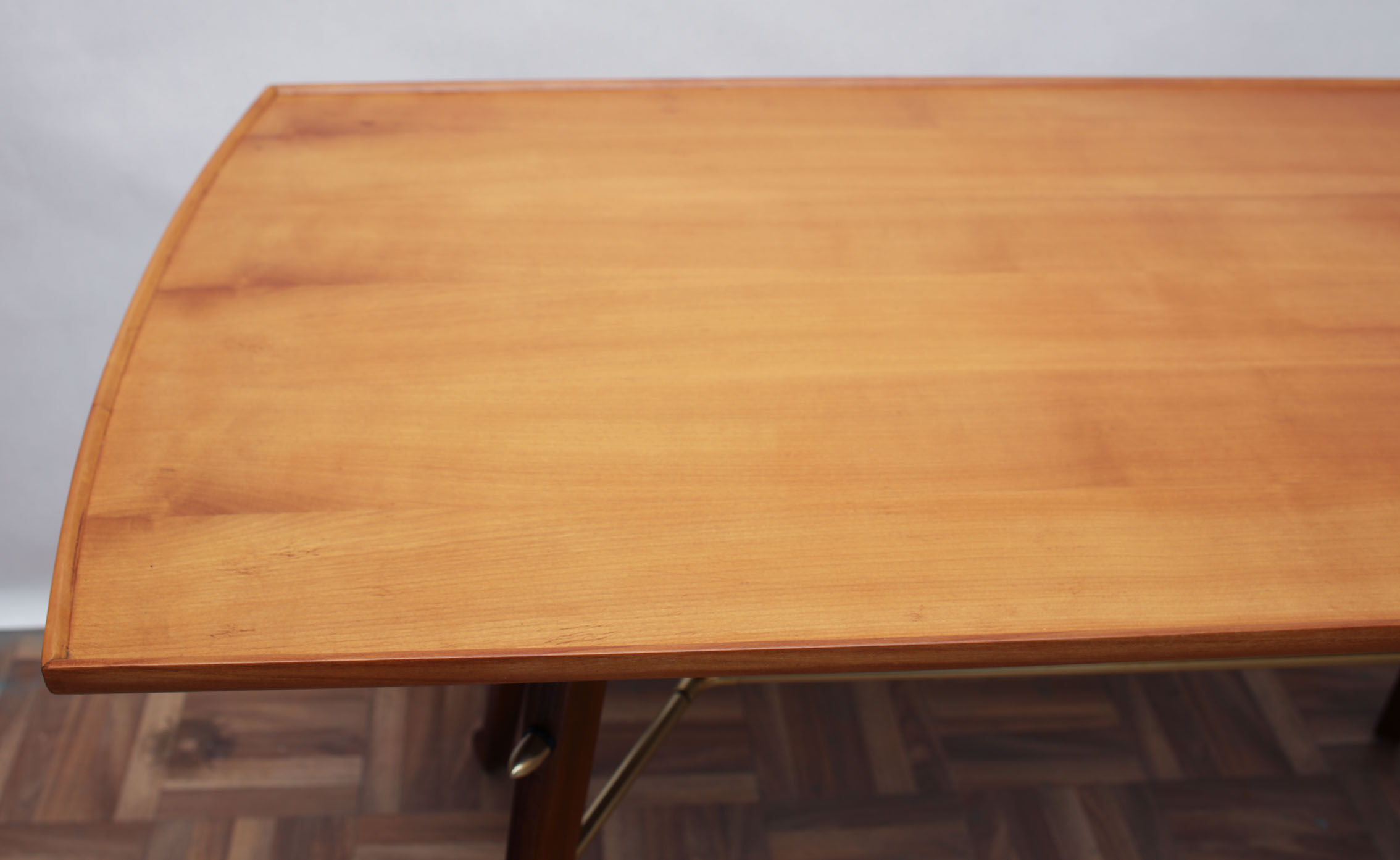 1950s coffee table in cherrywood mit brass