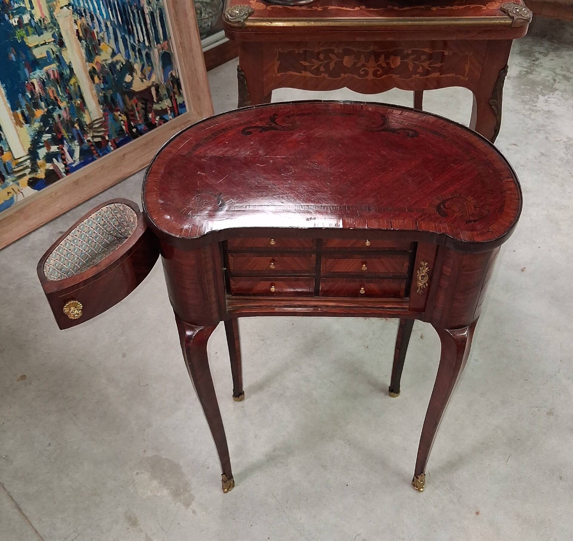 Lady's Commode in Marquetry, Louis XV style, work of the 20th century.