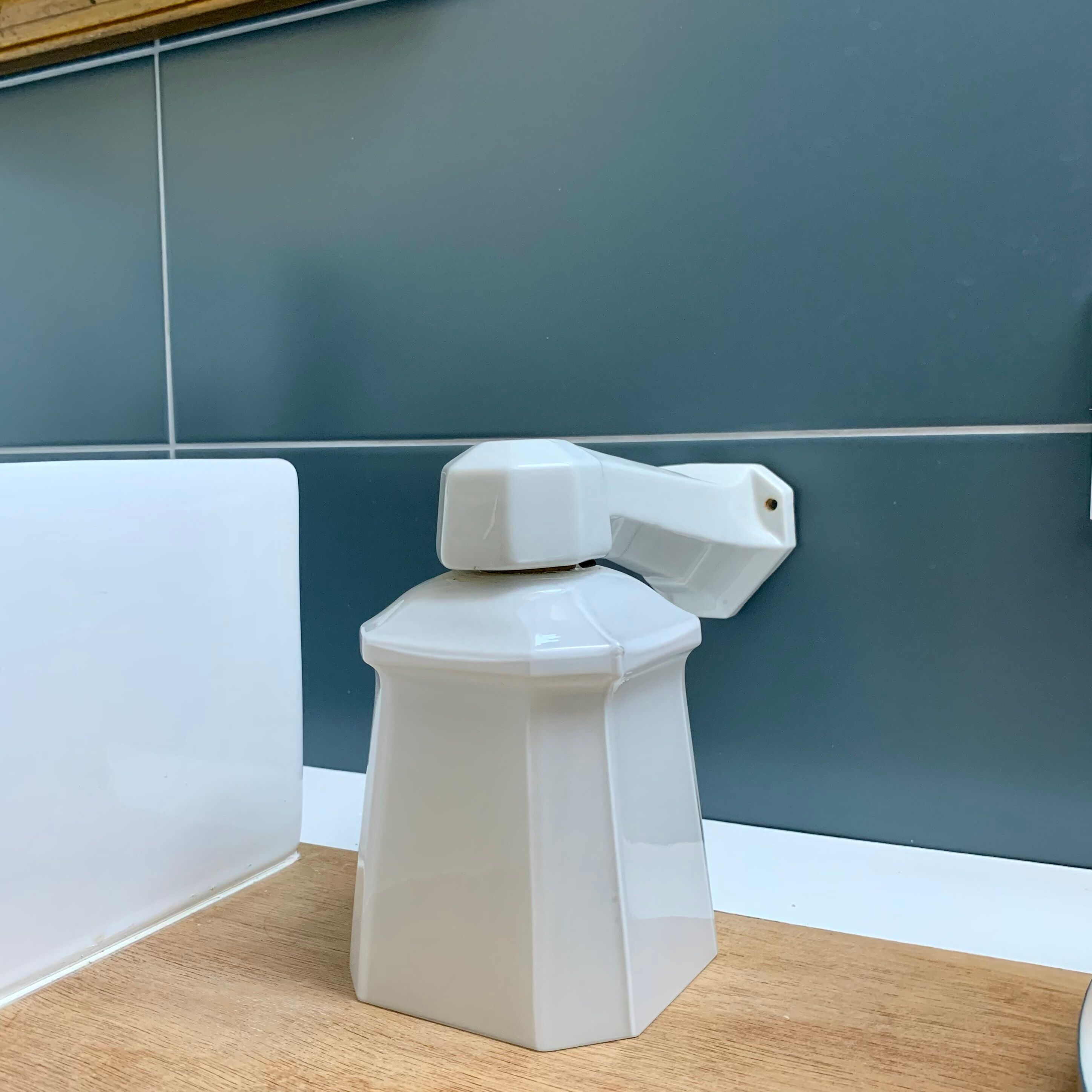 Art Deco sconce in porcelain and opaline