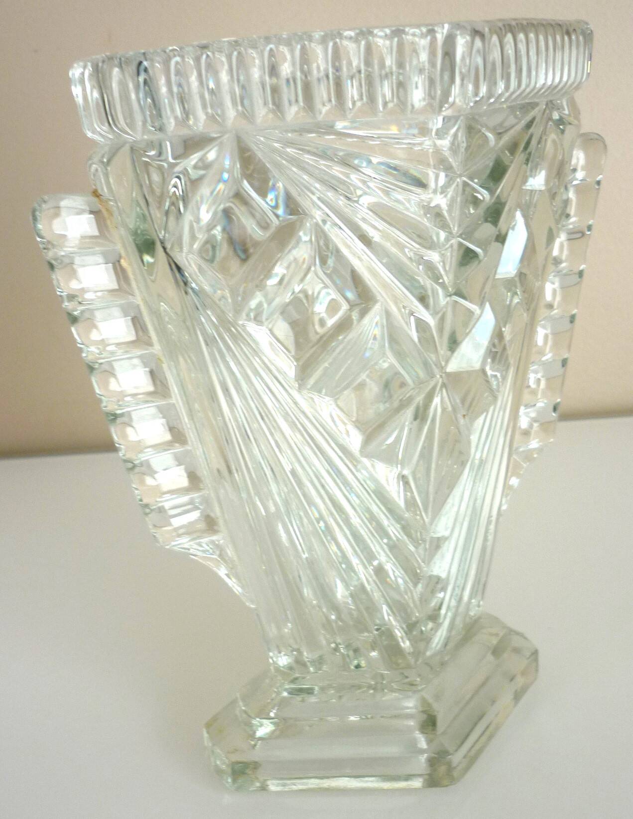 Vase losange art déco, cristal de bohême marqué "Tchécoslovaquie", décor géométrique