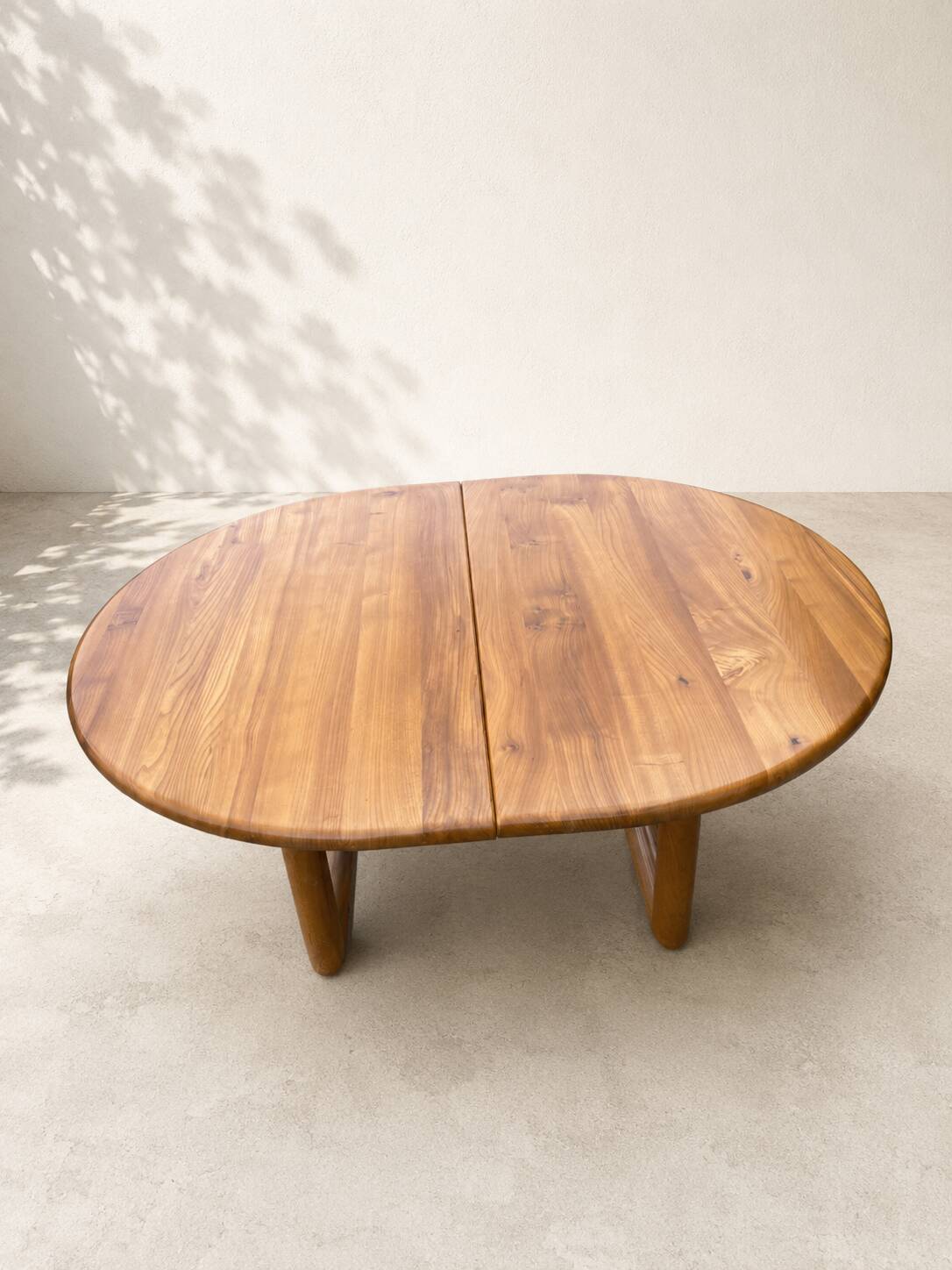 Grande table ovale extensible en orme massif – Travail français, années 197
