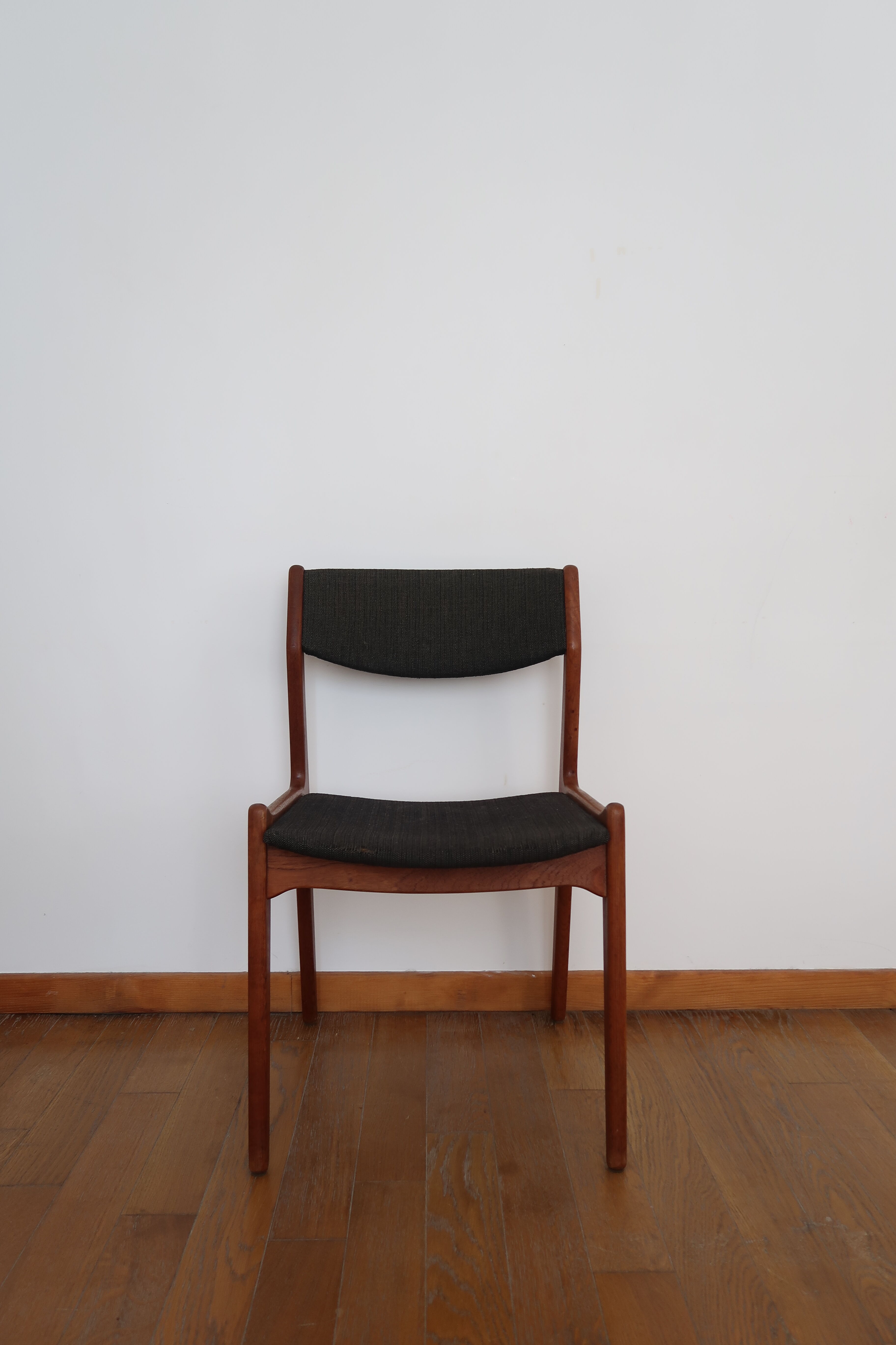 4 chaises vertes danoises estampillées