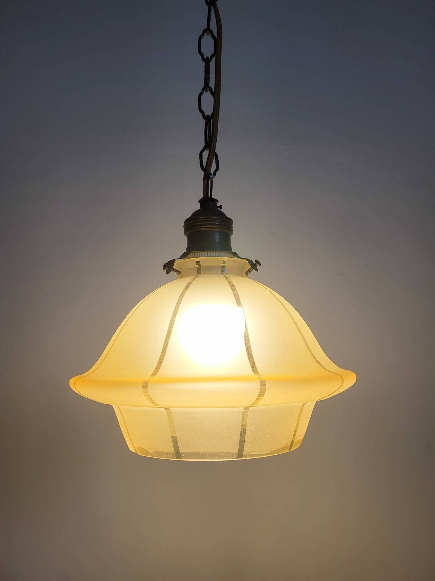 Lampe à main art déco en glaçure d’uranium; symmetrisch gelijnd, Belgique