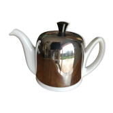 Théière en porcelaine blanche avec couvercle