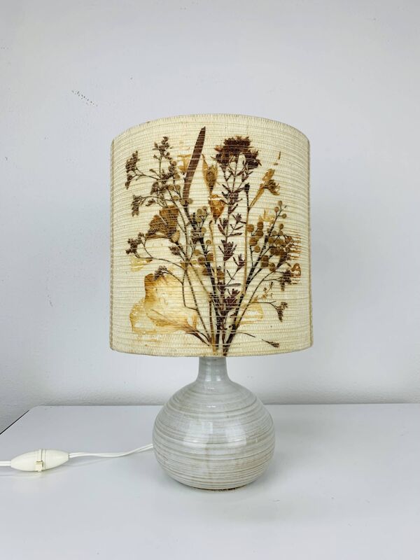 Lampe boule en céramique et abat-jour en fleurs séchées