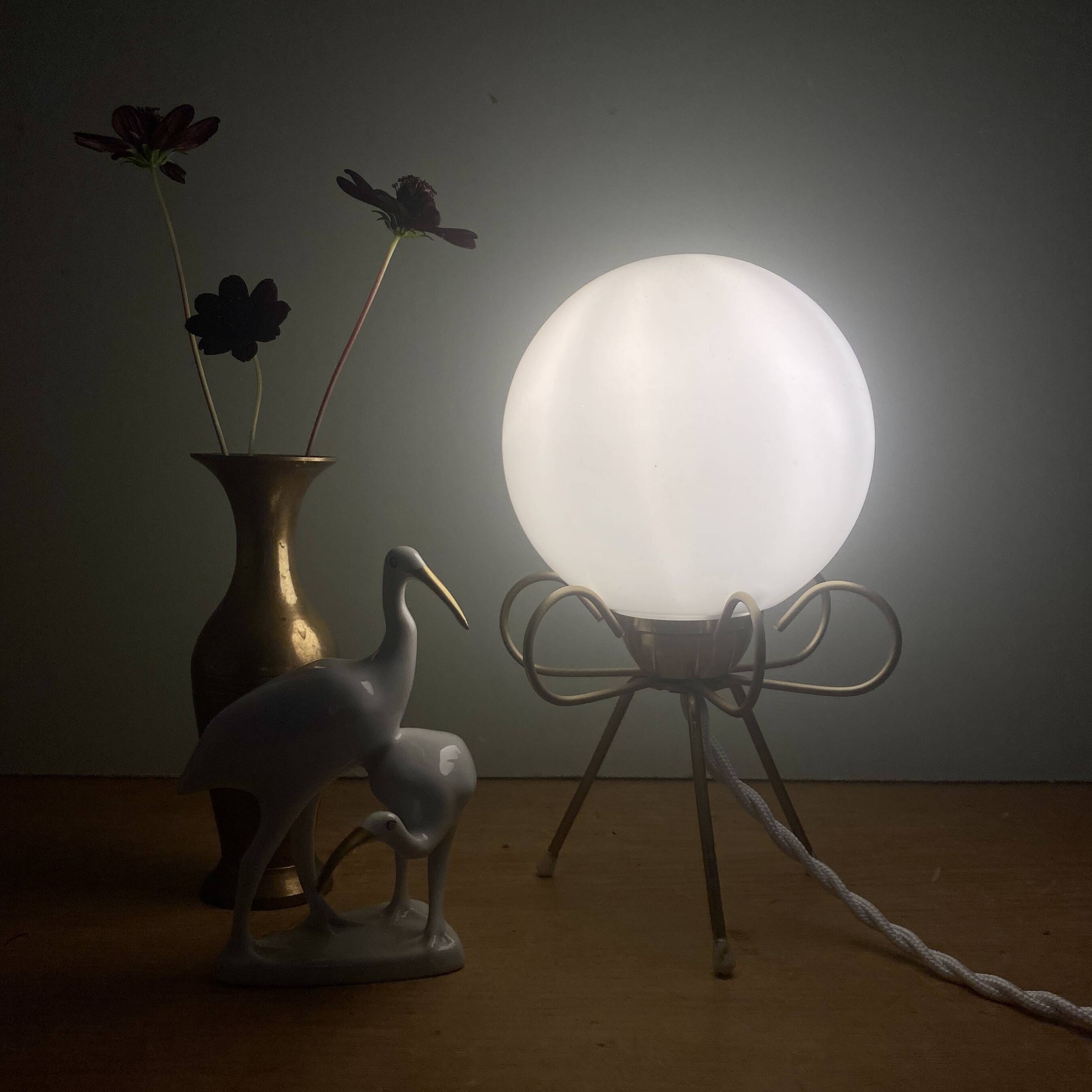 Vintage tripod lamp in brass and white opaline