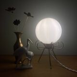 Lampe vintage tripode en laiton et opaline blanche