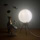 Lampe vintage tripode en laiton et opaline blanche