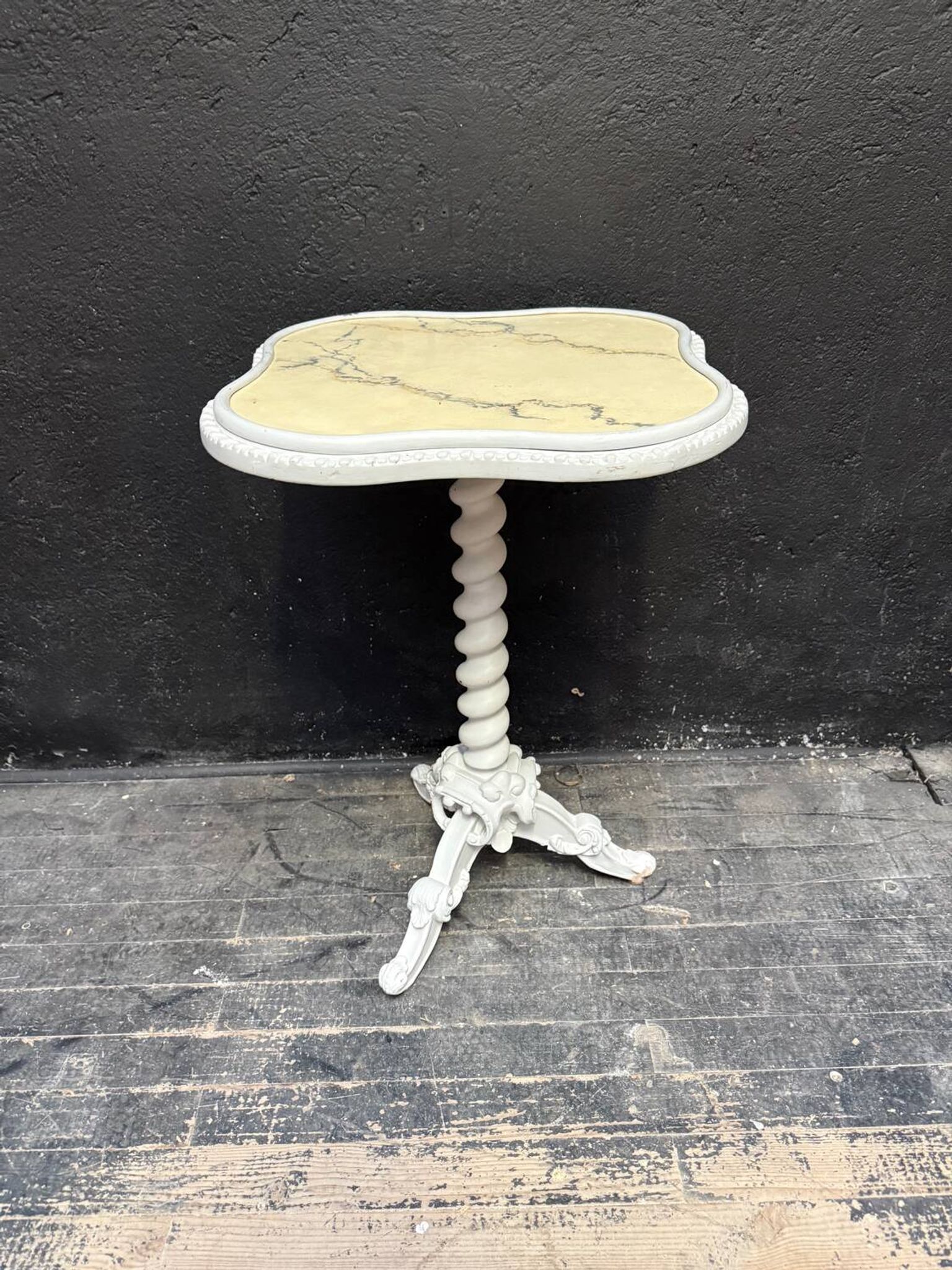 Guéridon, table d’appoint en bois peint