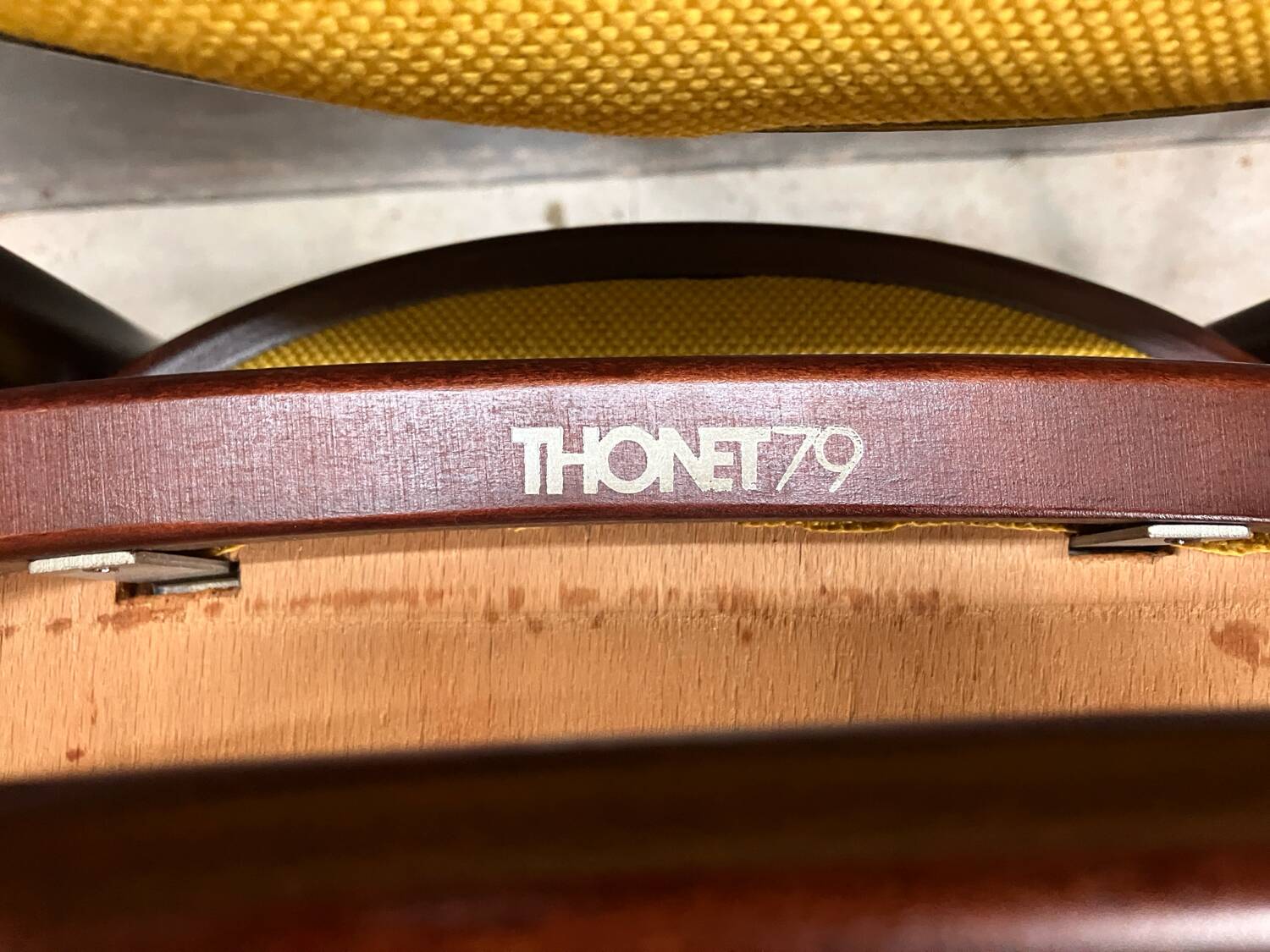 Thonet 215 en bois courbé jaune, récemment retapissé