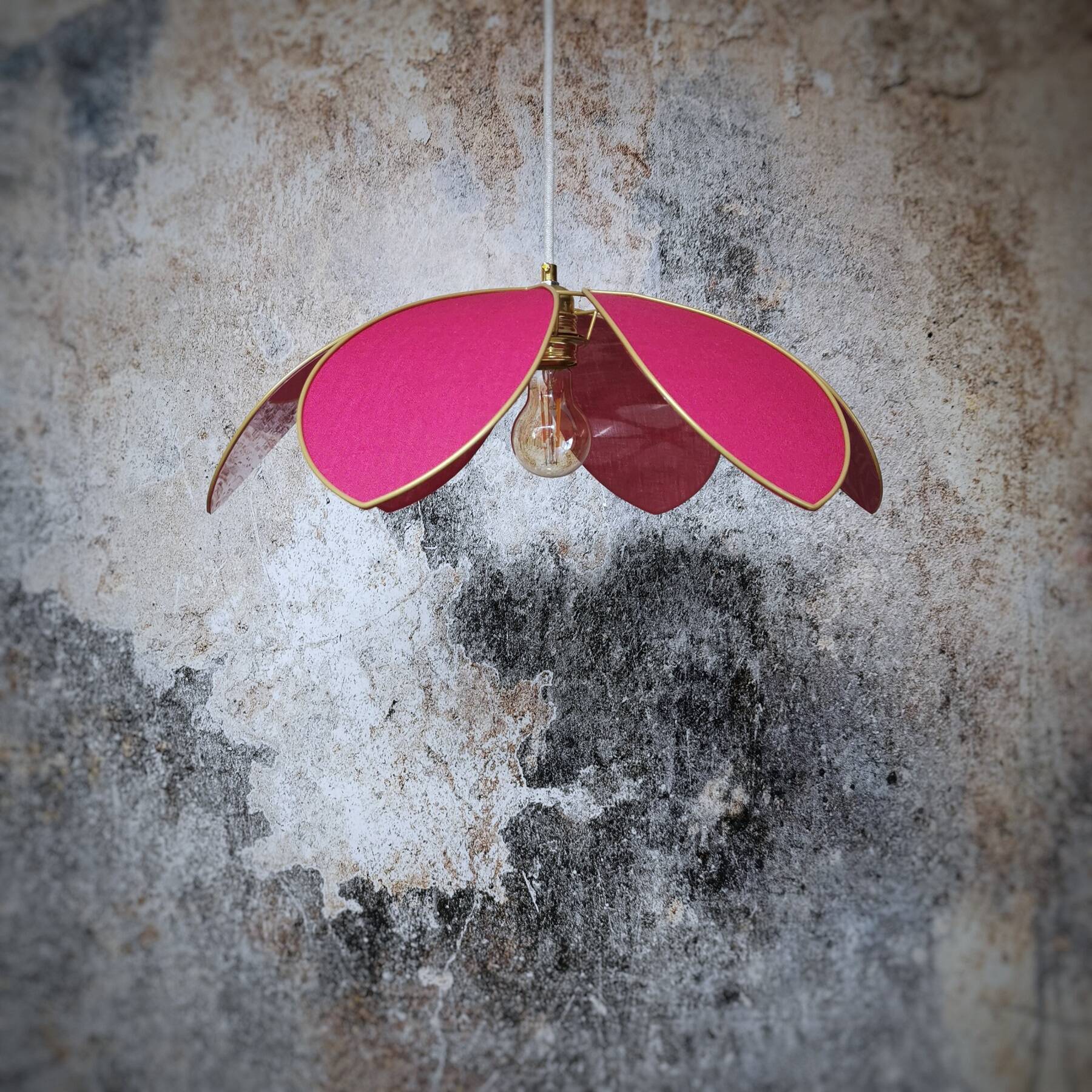 6-petal flower suspension with metal structure and fuchsia linen petals
