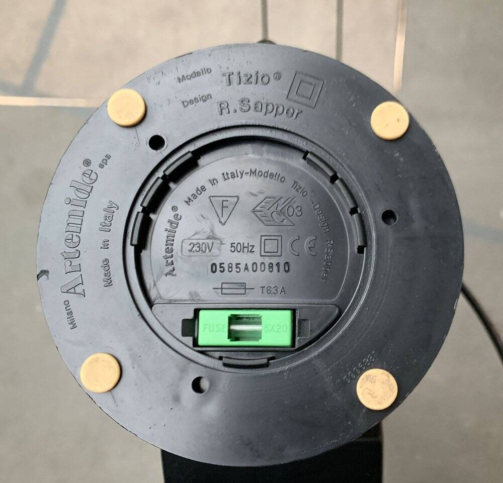 Postmodern Italian Tizio table lamp by Richard Sapper for Artemide, 1970s.