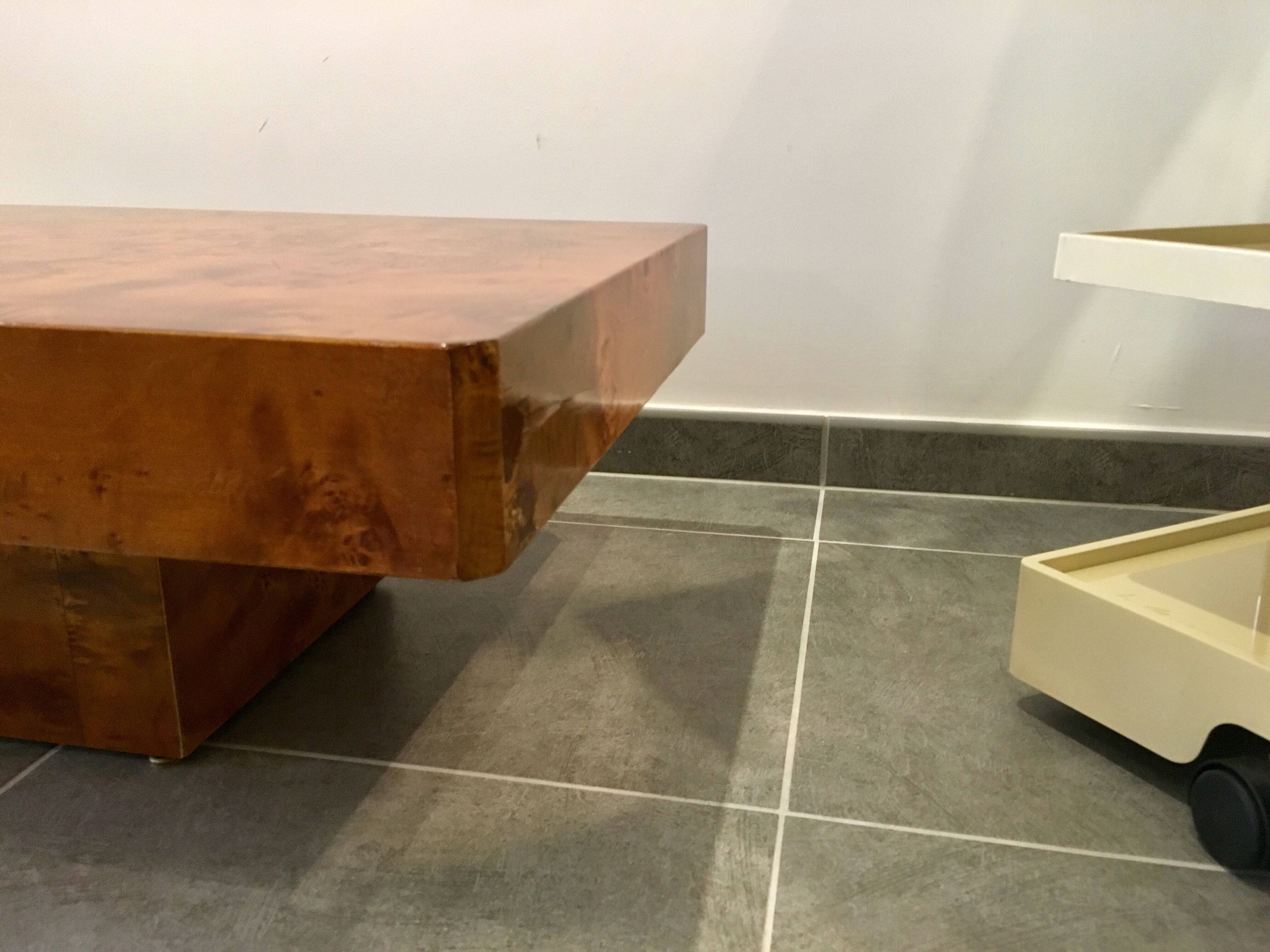 Table basse en loupe d’orme, 1970