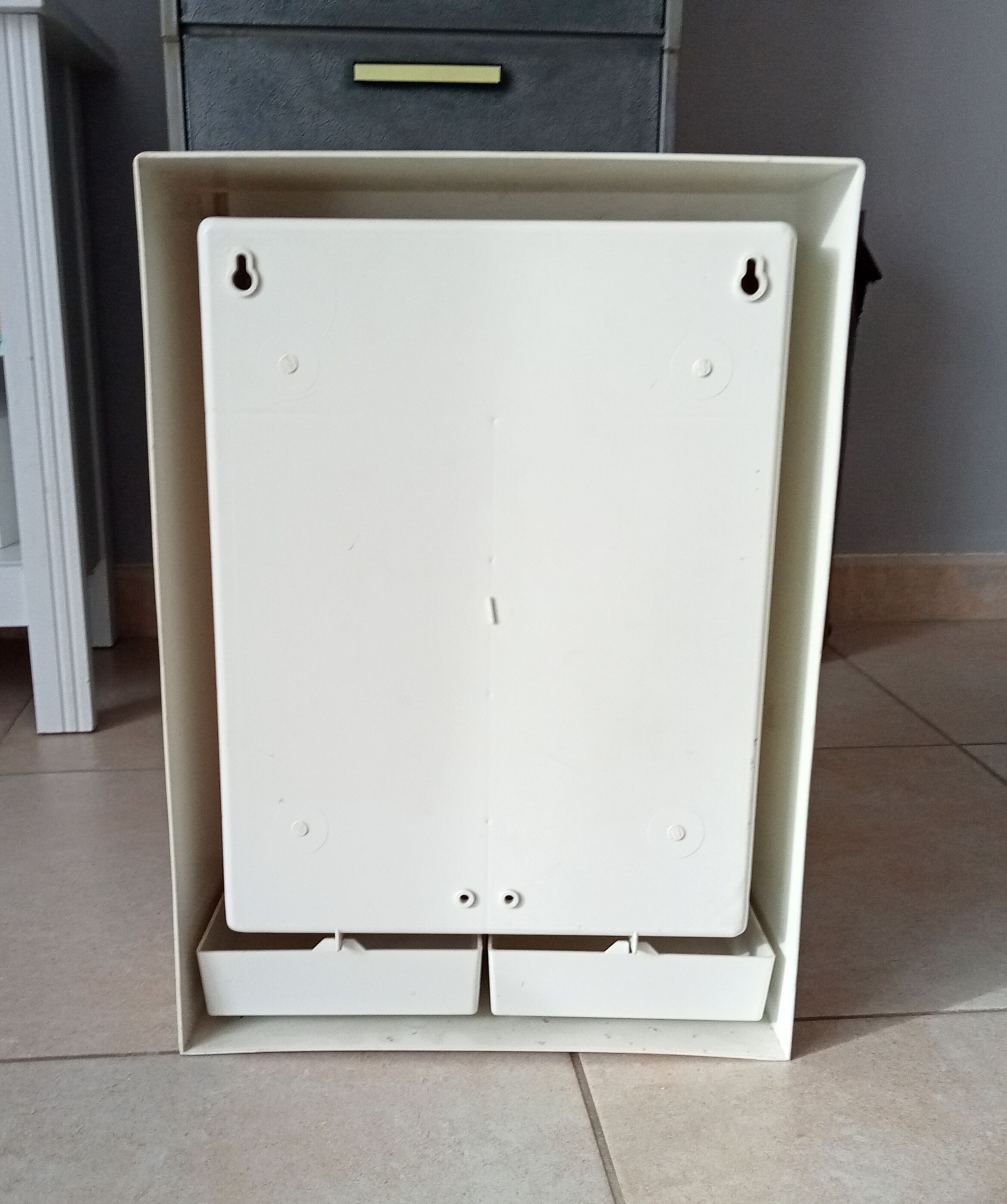 Vintage medicine cabinet 80s