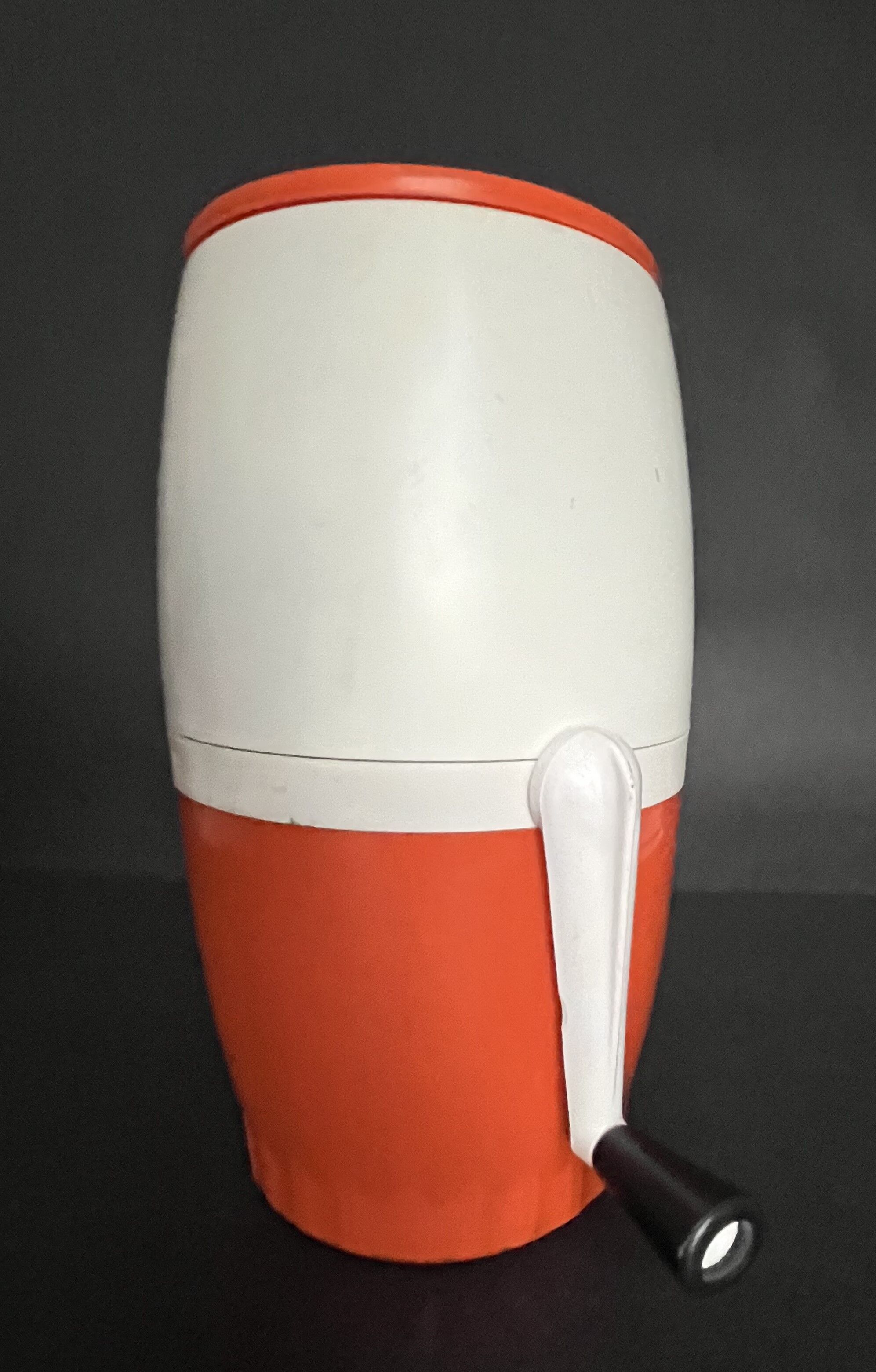 Apparatus for making crushed ice