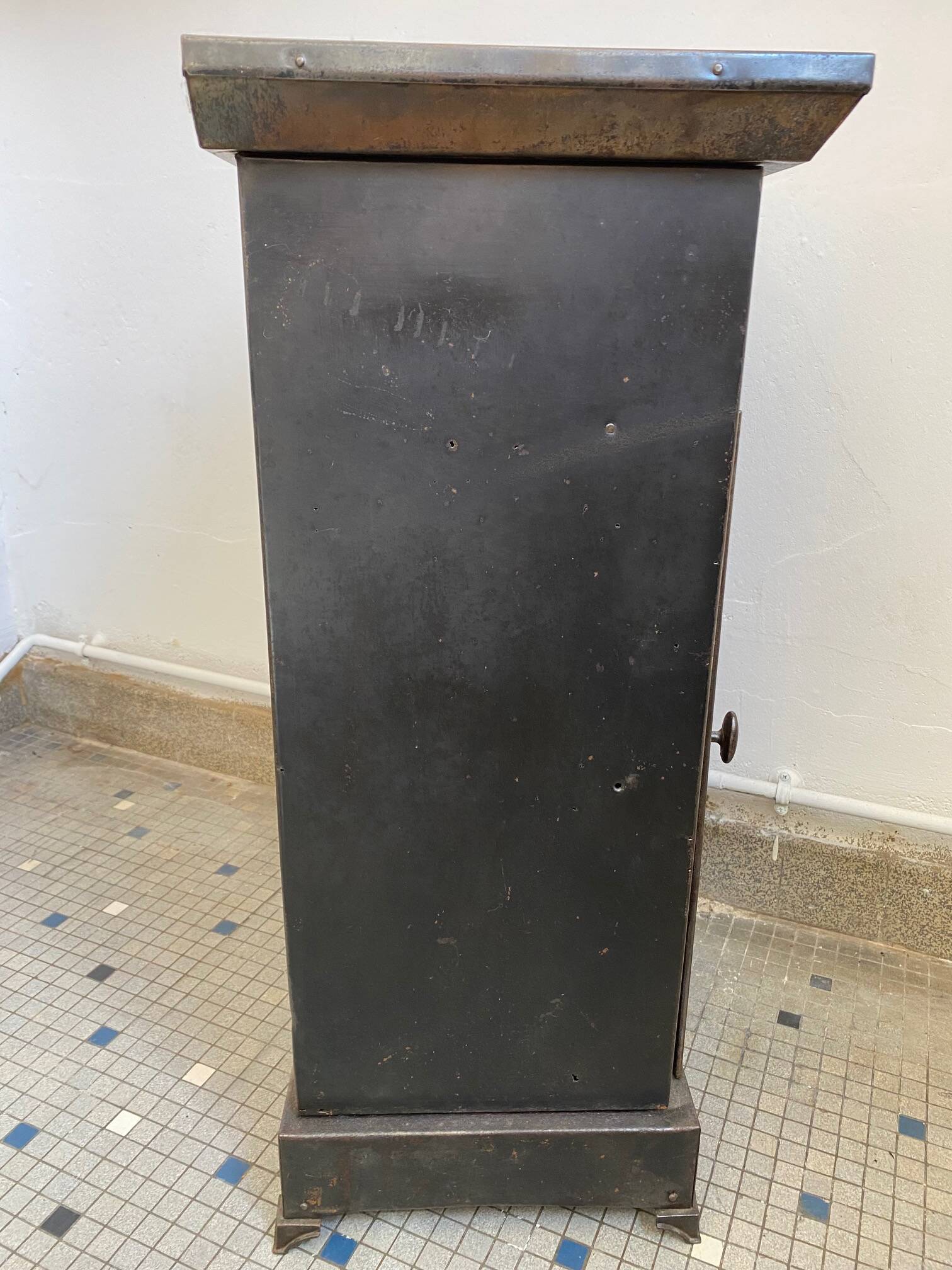 Metal bedside table from the 20s and 30s