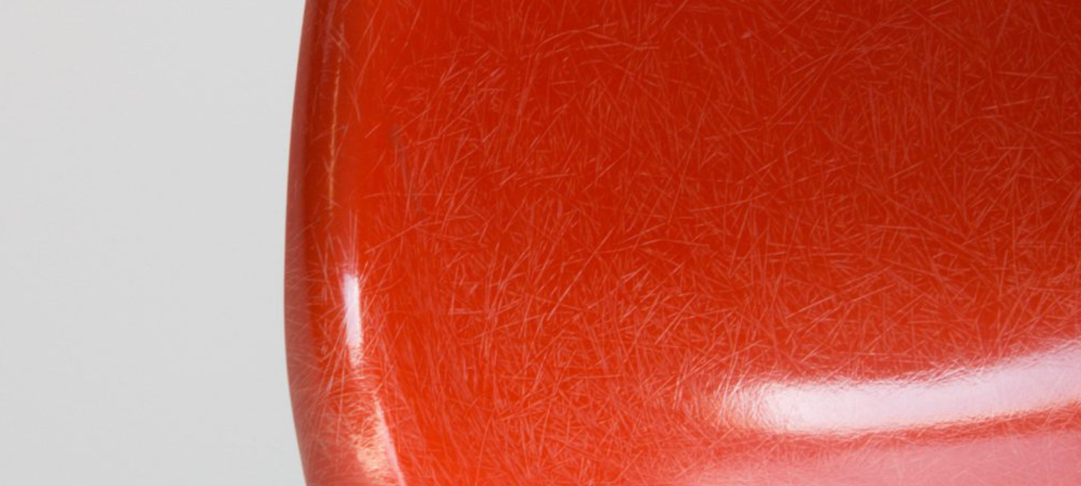Chaise Eames produite par Herman Miller rouge