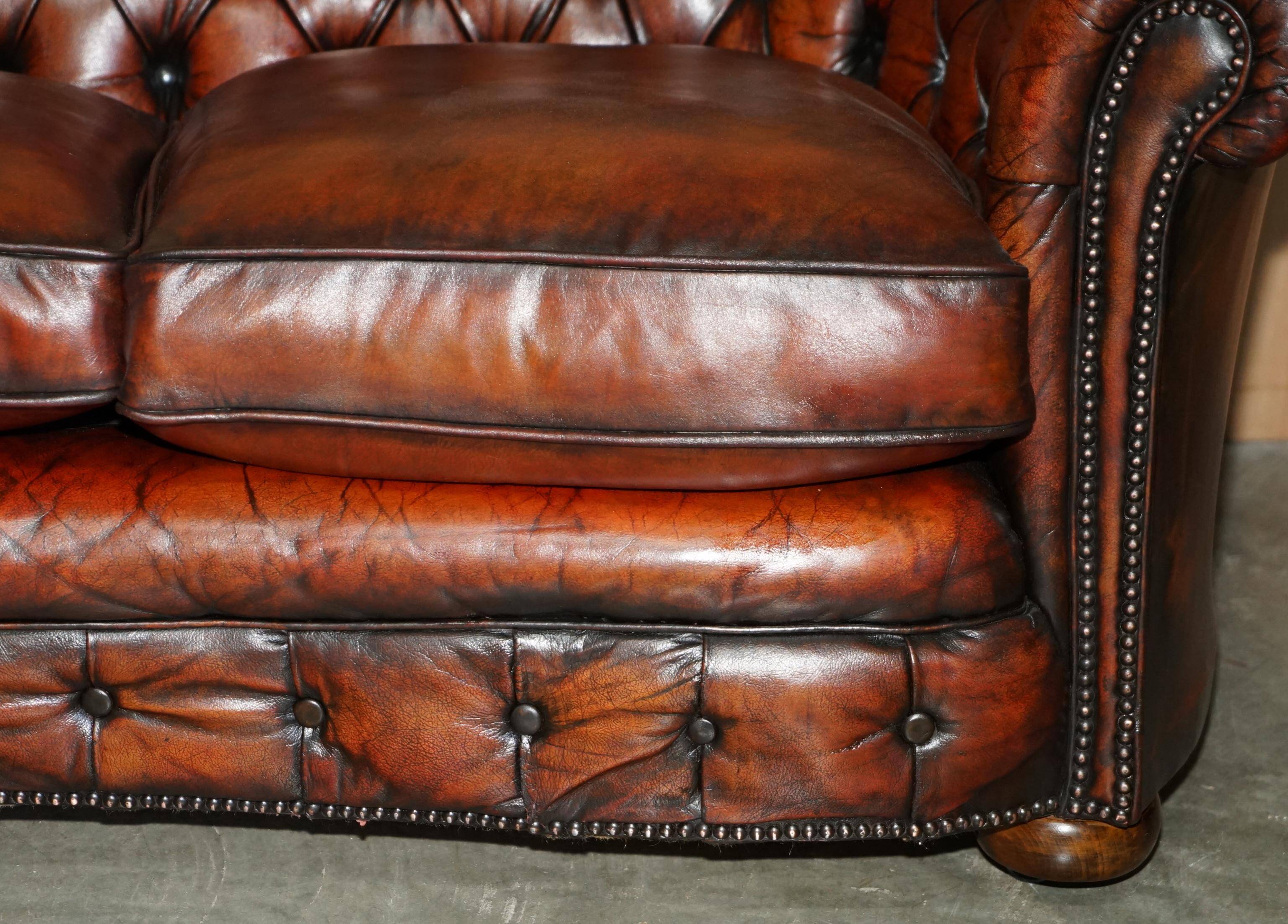 Curved Chesterfield canapé in hand-dyed vintage leather, fully restored.