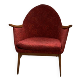 Fauteuil rouge en tissu style Mid-Century scandinave, dossier haut et pieds en bois clair (1960s)