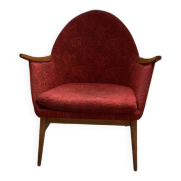 Fauteuil en tissu rouge de style scandinave des années 50, avec un dossier haut et des pieds en bois clair (années 1960)