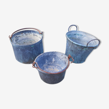 Set of 3 cauldrons and old copper bucket