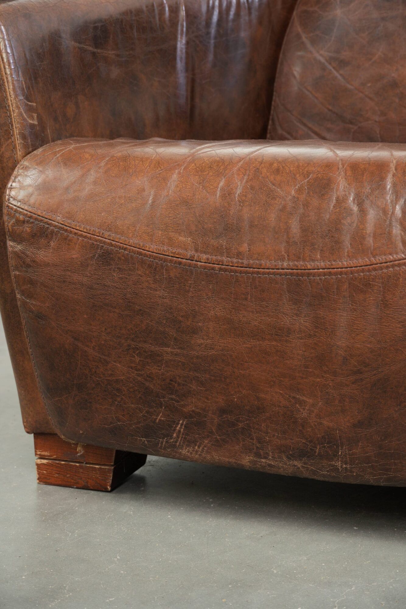Cow leather armchair in Aviator design with patina and a warm appearance