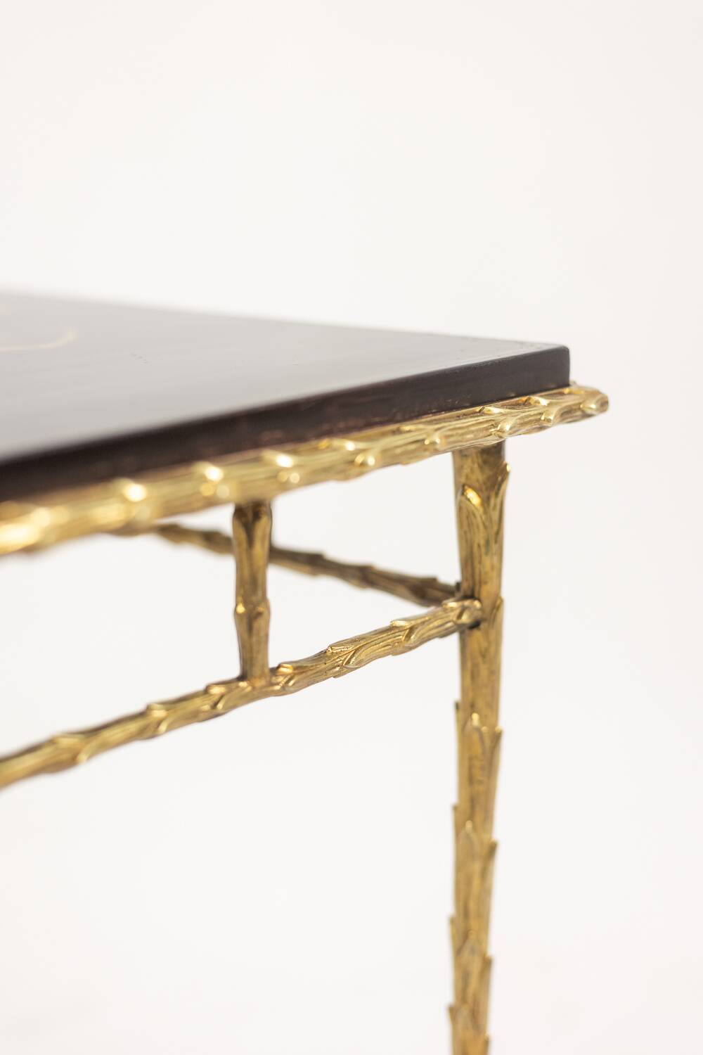 Maison Baguès. Table basse en bronze, laque noire, décor or. Circa 1970