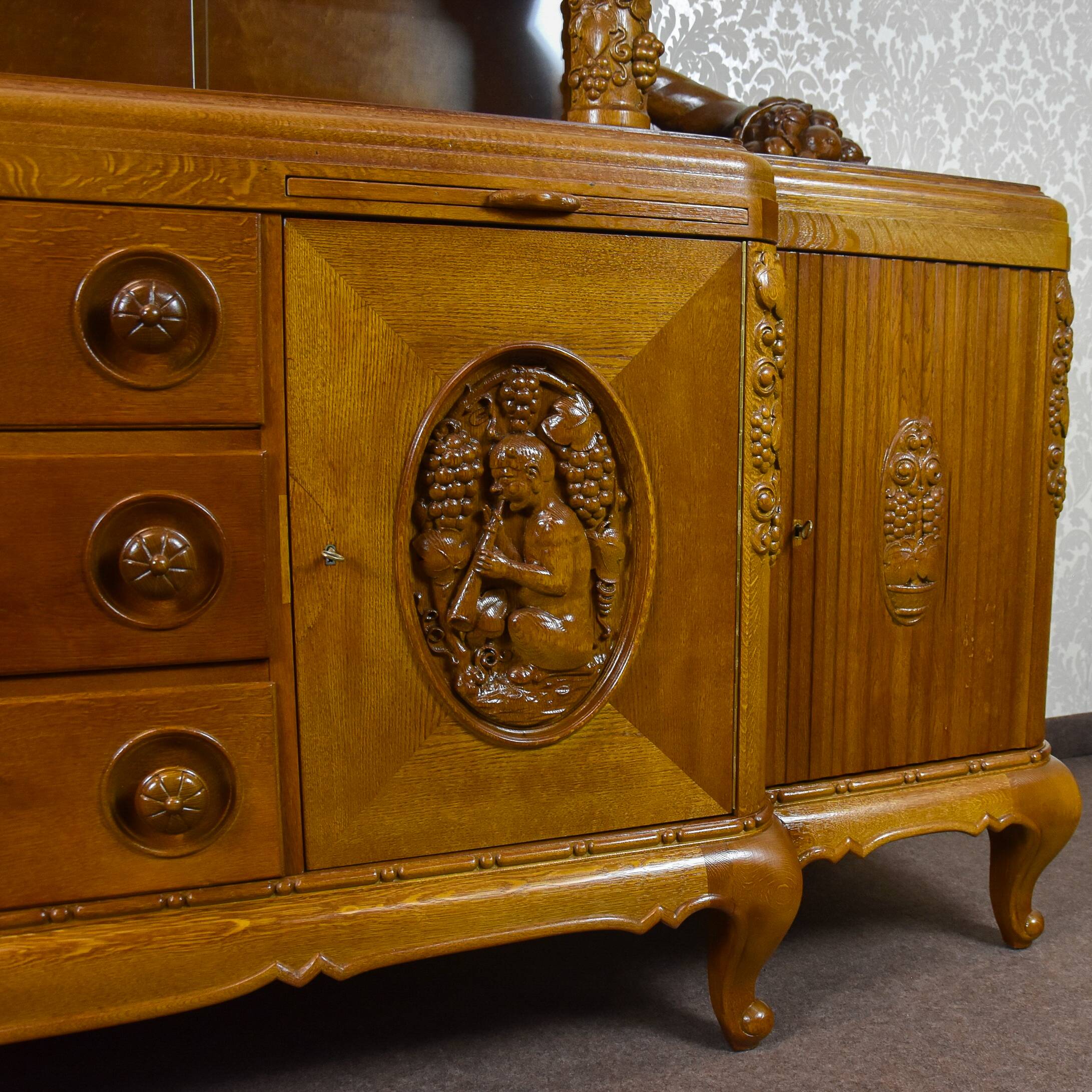 Large two-body oak sideboard 1920-1939