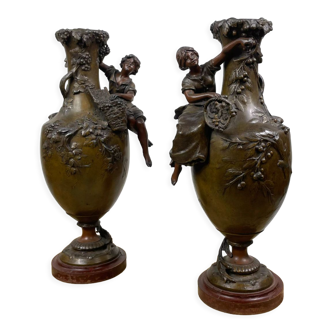 Paire de vases en régule  signé : F. Moreau