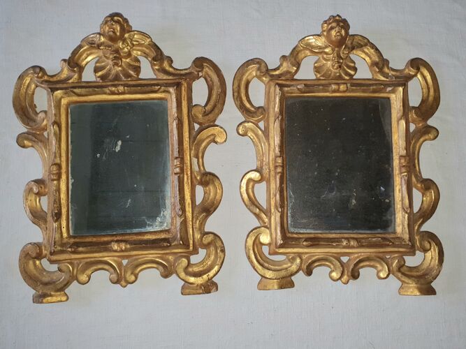 Paire de miroirs en bois doré à decor d'angelot 27x35cm