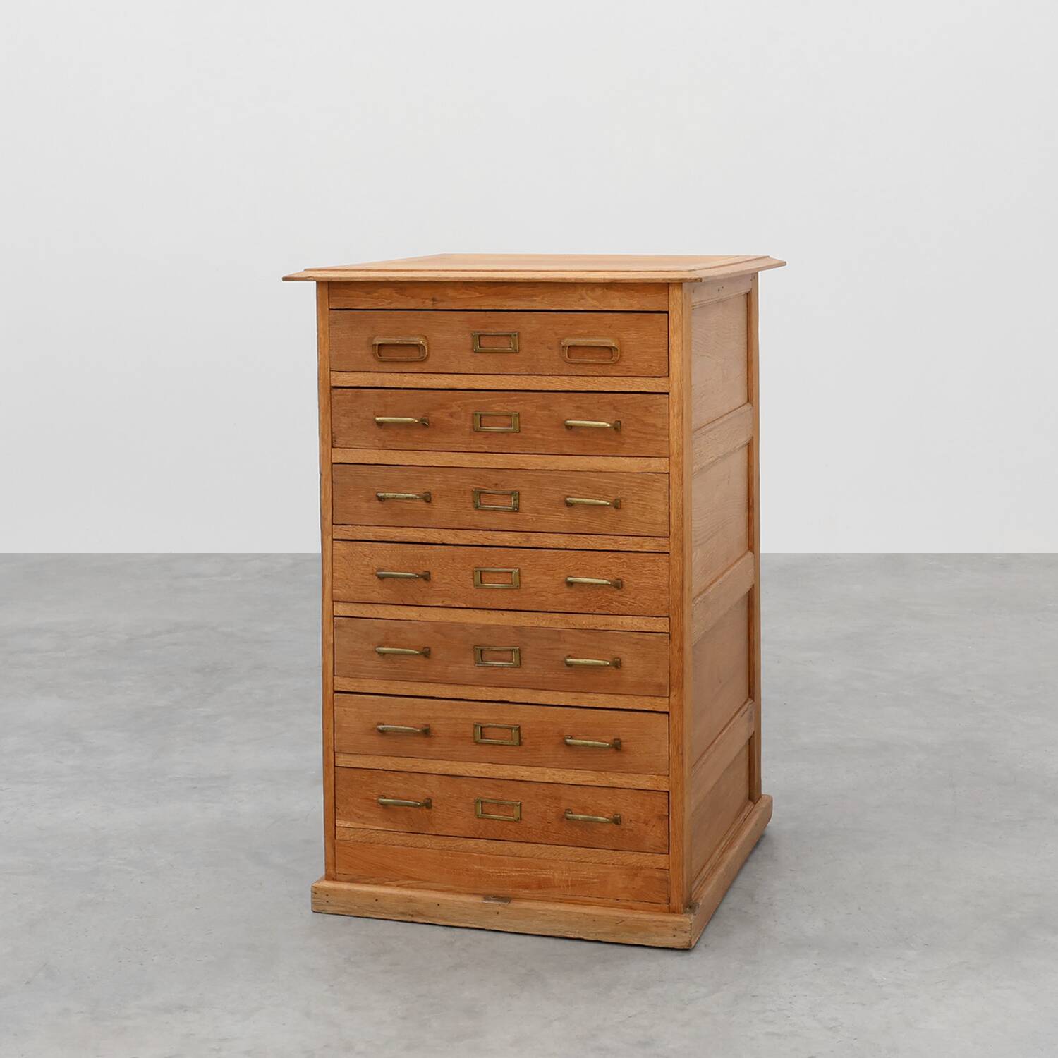 Cabinet de classement en chêne industriel avec poignées en laiton, Royaume-Uni, années 1920