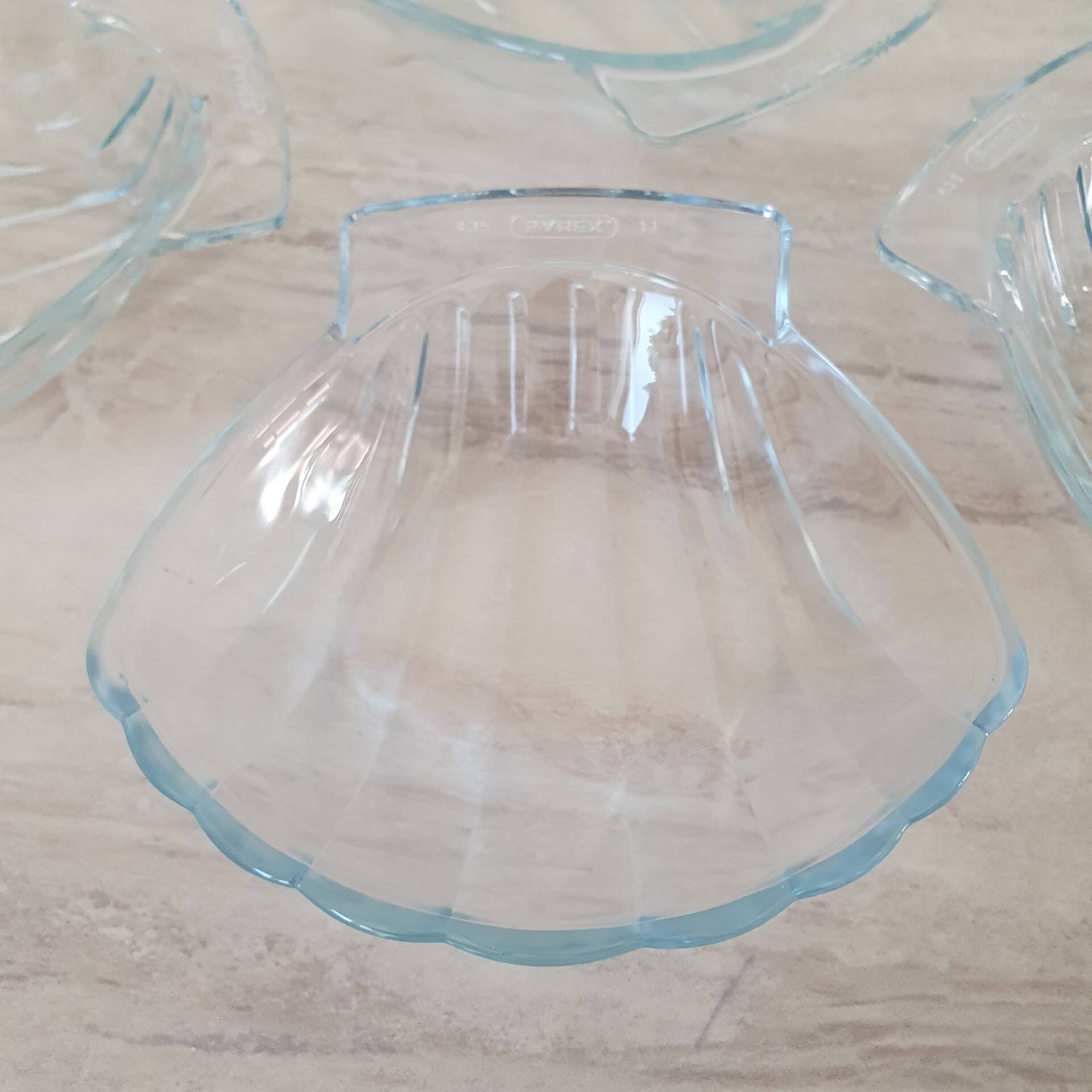 8 small shell-shaped ramekins in transparent glass