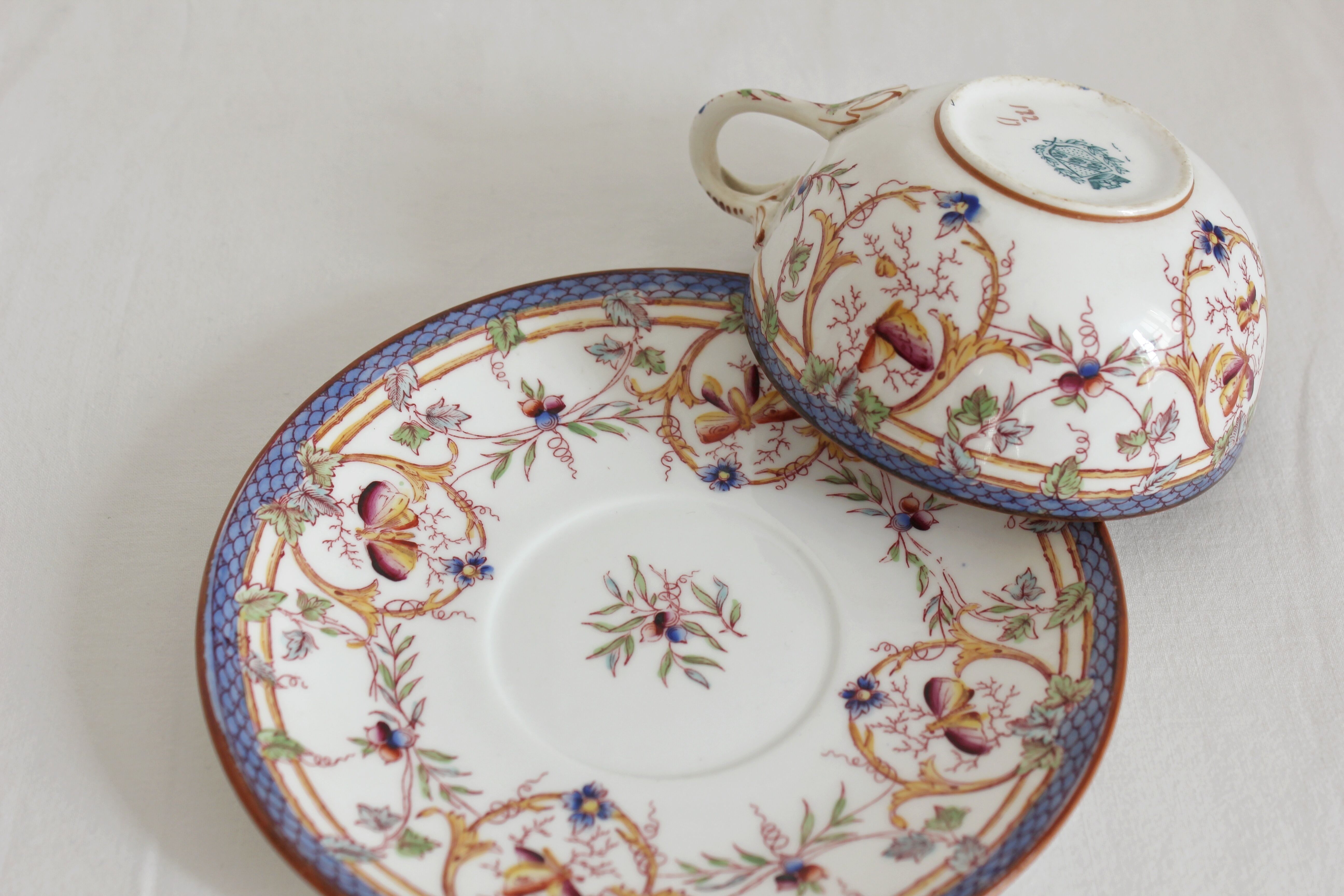 Tasse à café en terre de fer décor Minton mauve Sarreguemines fin XIXe