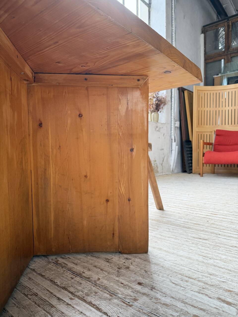 Table carrée moderniste en pin massif, années 50