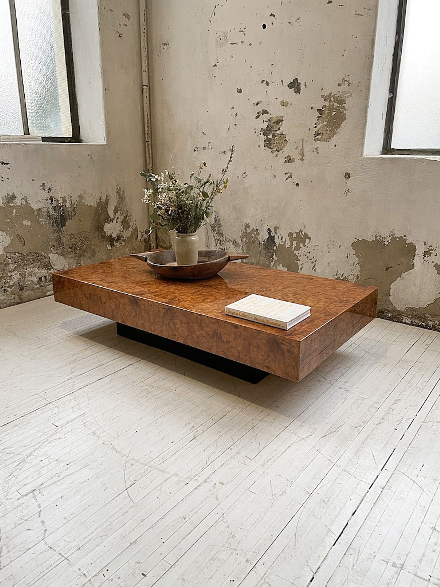 Table basse italienne laque loupe d’orme