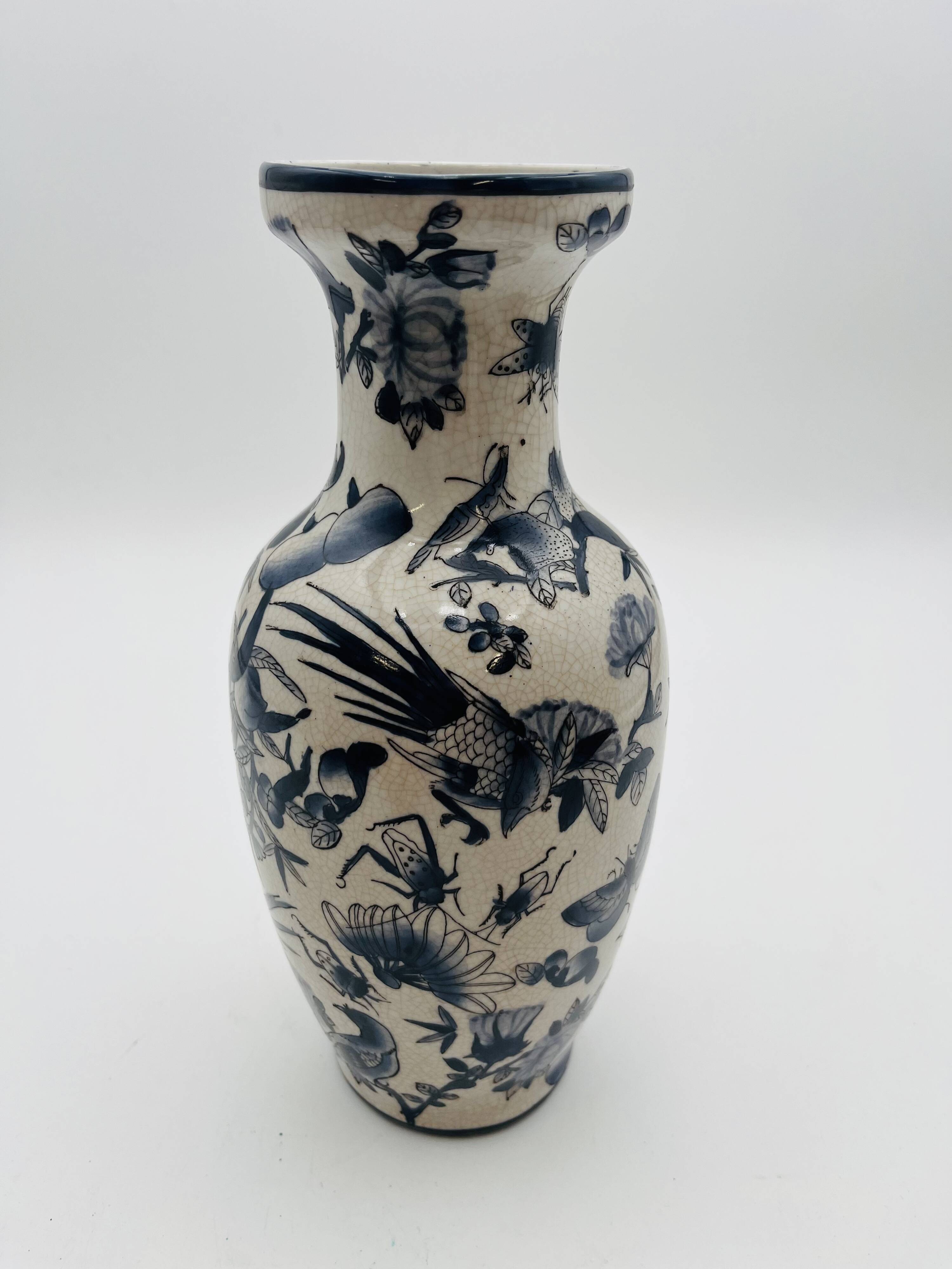Antique Chinese porcelain vase – blue and white decoration