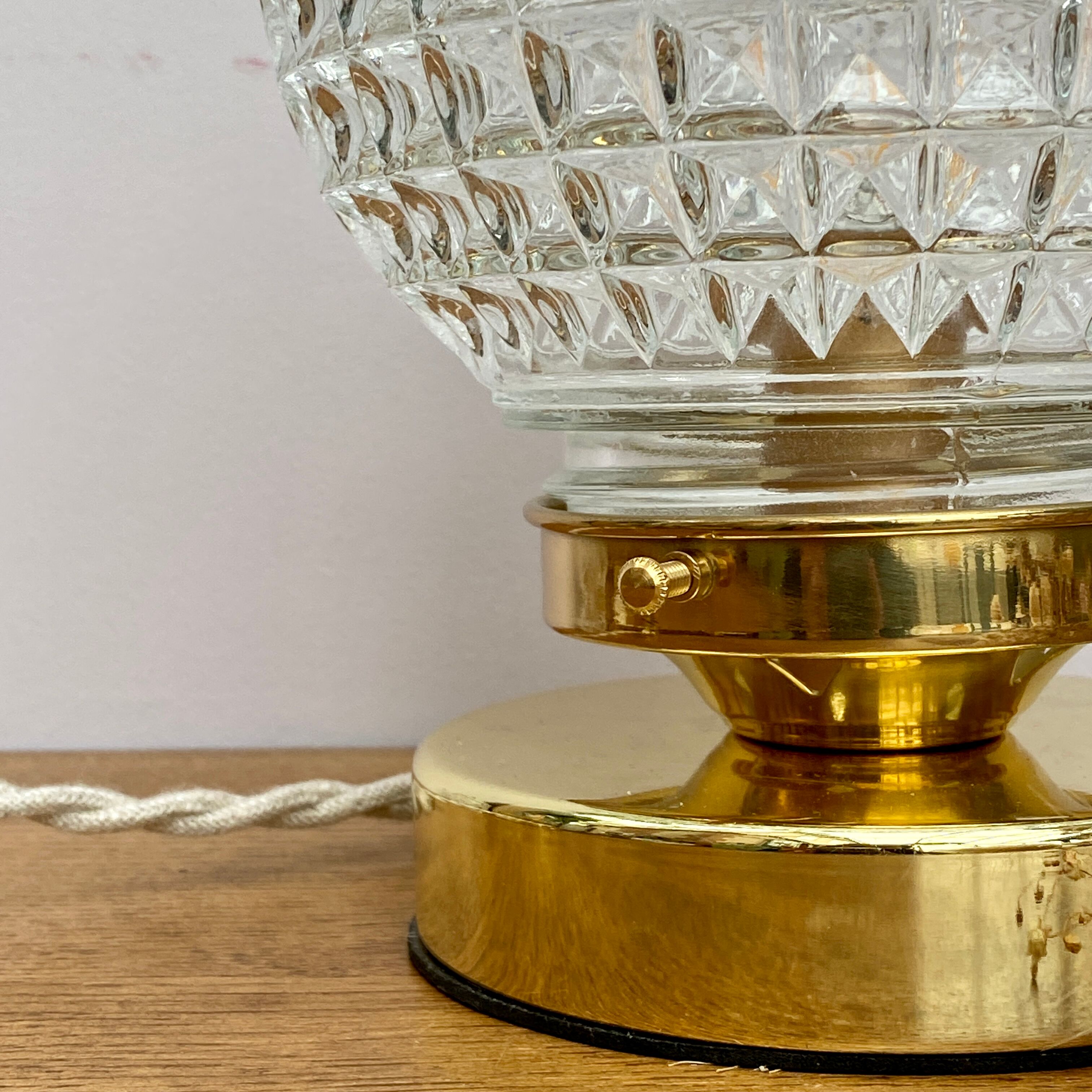 Lampe à poser globe vintage en verre moulé