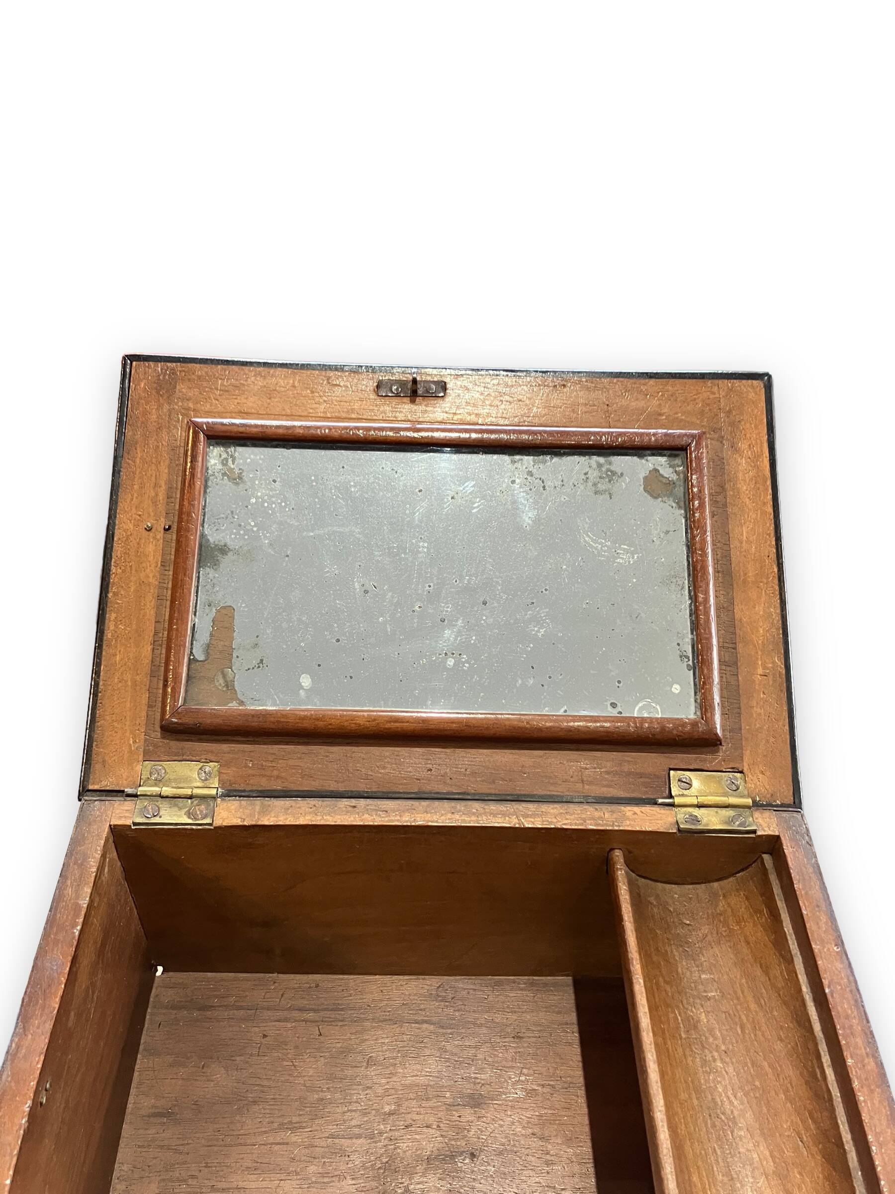 Jewel box in veneer and velvet wood