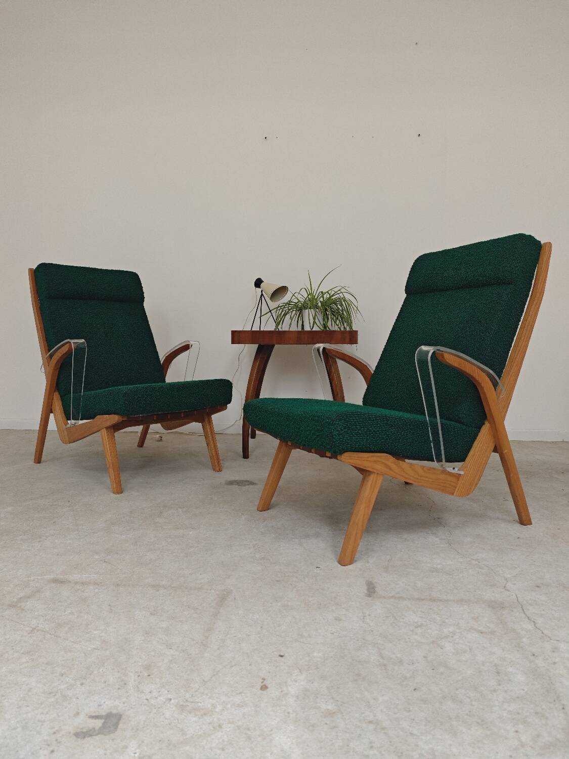 Paire de fauteuils ULUV bois et tissu vert bouclette